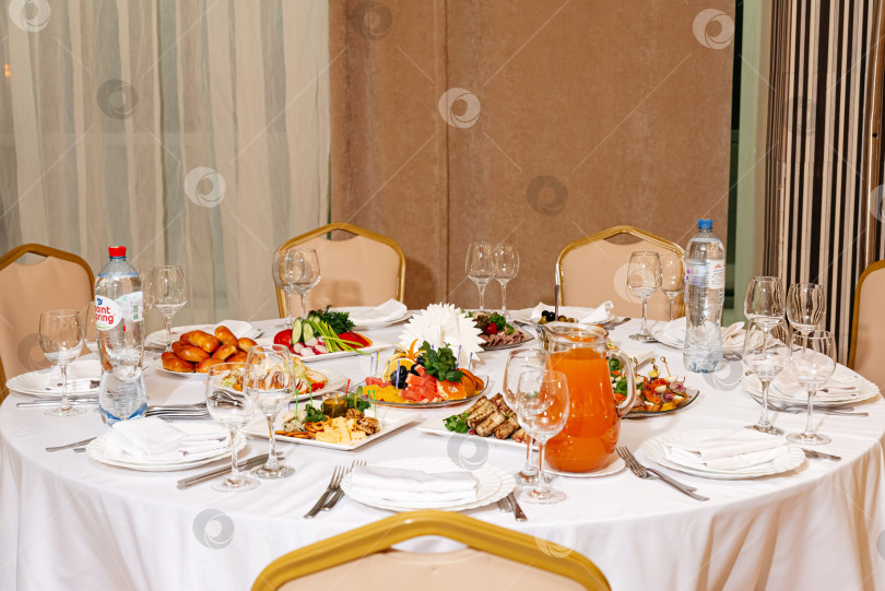 Скачать Официальный круглый стол, накрытый для банкетного застолья. фотосток Ozero