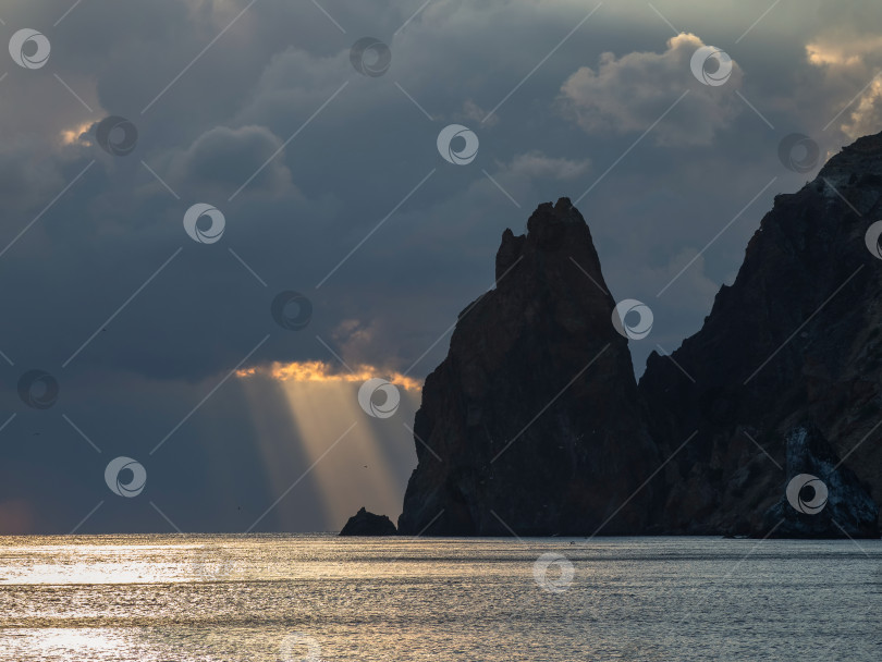 Скачать Впечатляющий морской пейзаж с остроконечными скалами фотосток Ozero