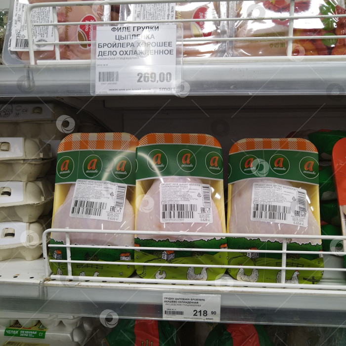 Скачать Отдел куриной грудки в магазине "Smart". фотосток Ozero