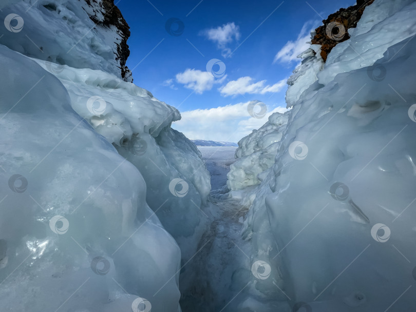 Скачать Большое ледяное образование на фоне голубого неба фотосток Ozero