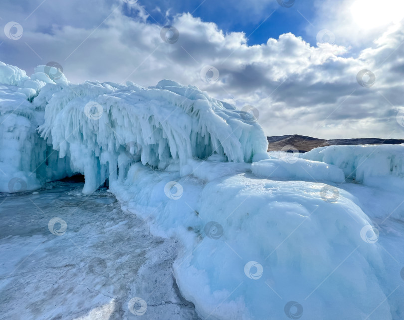 Скачать Большое ледяное образование на фоне голубого неба фотосток Ozero