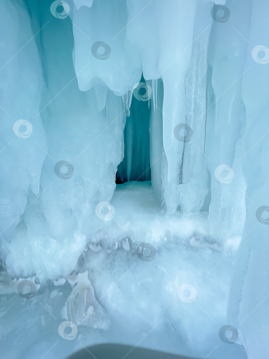 Скачать Большое ледяное образование на фоне голубого неба фотосток Ozero