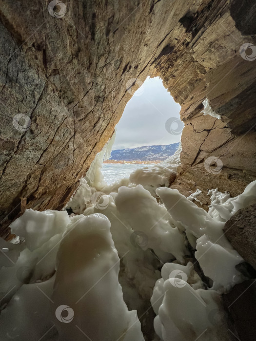 Скачать Большое ледяное образование на фоне голубого неба фотосток Ozero
