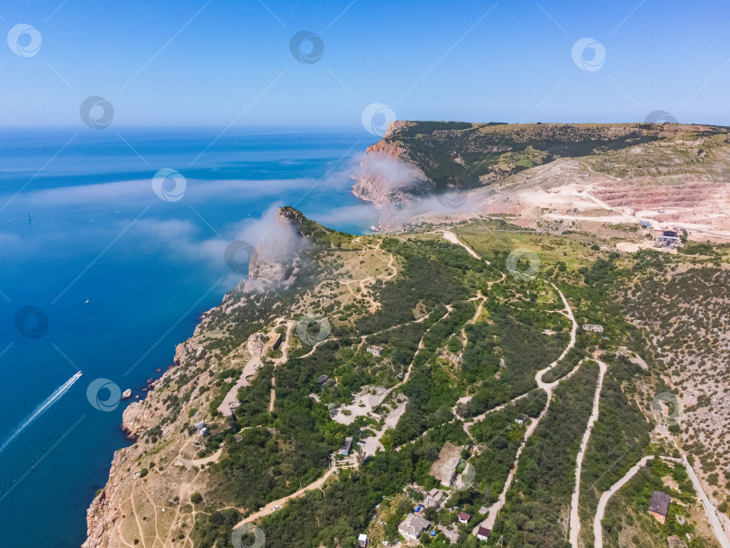 Скачать Горный хребет со снегом и льдом на вершинах фотосток Ozero