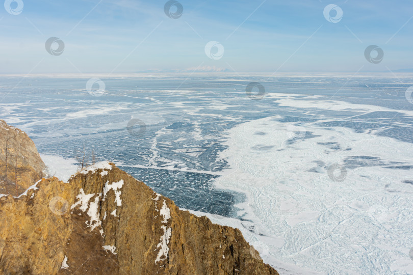 Скачать Белый фургон едет по заснеженной дороге фотосток Ozero