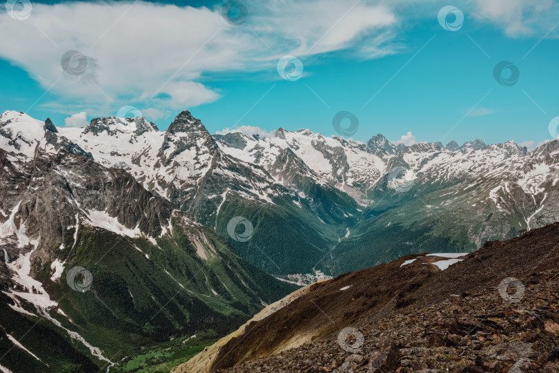 Скачать Горный хребет со снегом и льдом на вершинах фотосток Ozero