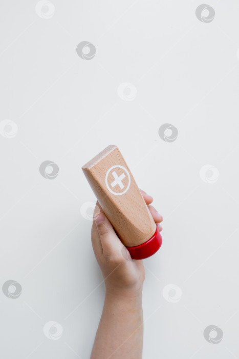 Скачать Детская ручная деревянная игрушка-штамп с изображением креста на белом фоне фотосток Ozero
