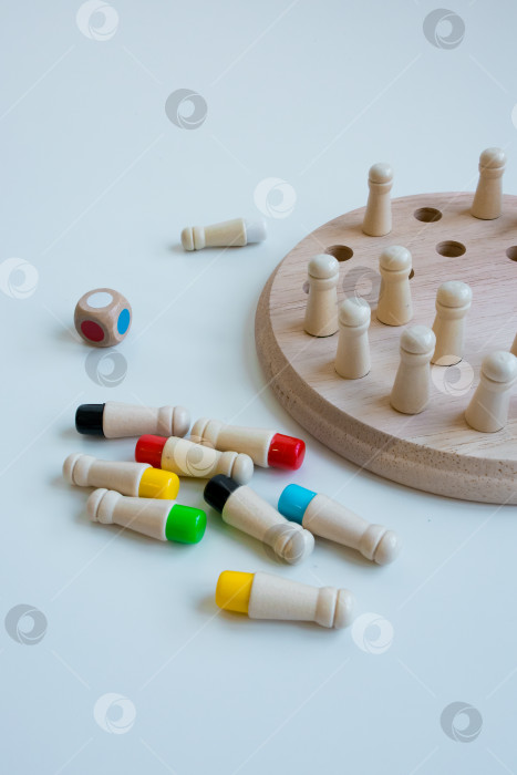 Скачать Красочная настольная игра с колышками и кубиками на белой поверхности фотосток Ozero