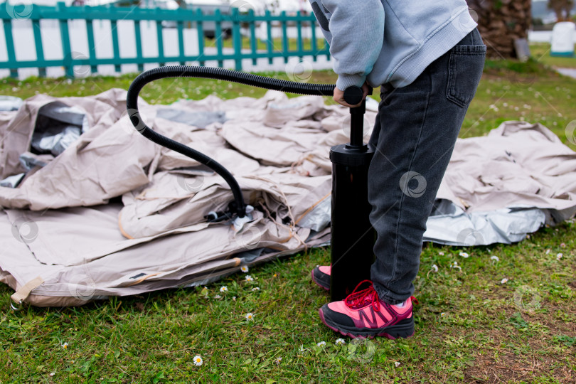 Скачать Детская надувная палатка с насосом в парке на открытом воздухе фотосток Ozero