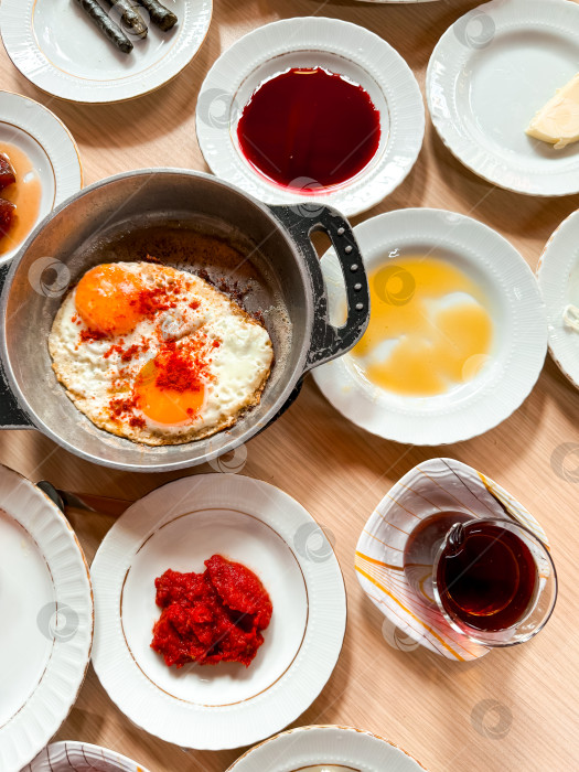 Скачать Вкусный завтрак с яичницей-глазуньей, соусами и разнообразными блюдами фотосток Ozero
