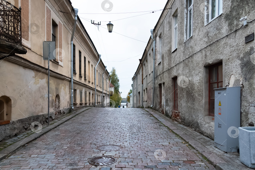 Скачать Старый город Исторический район города Выборг, улица со старыми домами и булыжной мостовой фотосток Ozero