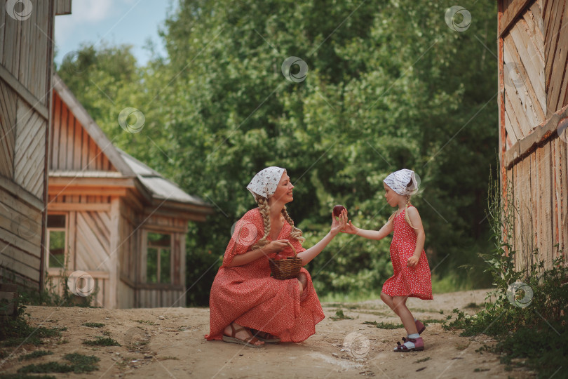 Скачать Мать и дочь гуляют за городом фотосток Ozero