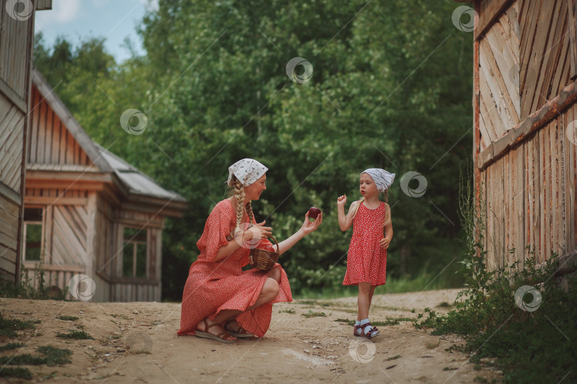 Скачать Мать и дочь гуляют за городом фотосток Ozero