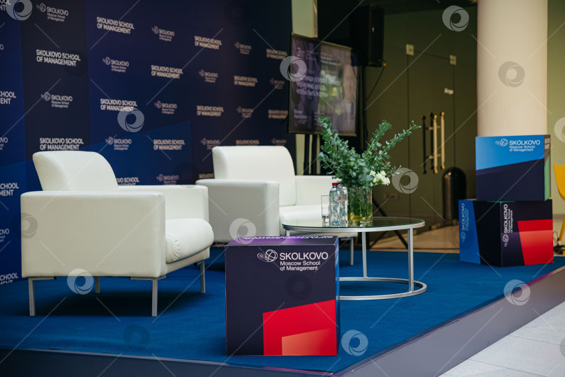 Скачать Установка конференц-зала в Школе управления "Сколково". фотосток Ozero