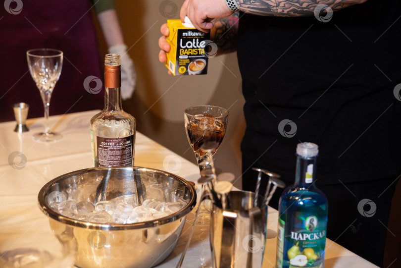 Скачать Готовлю ледяной коктейль с кофейным ликером. фотосток Ozero