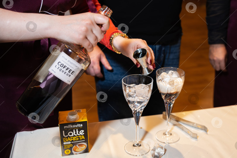 Скачать Готовлю кофейный коктейль со льдом, ликером и молоком. фотосток Ozero