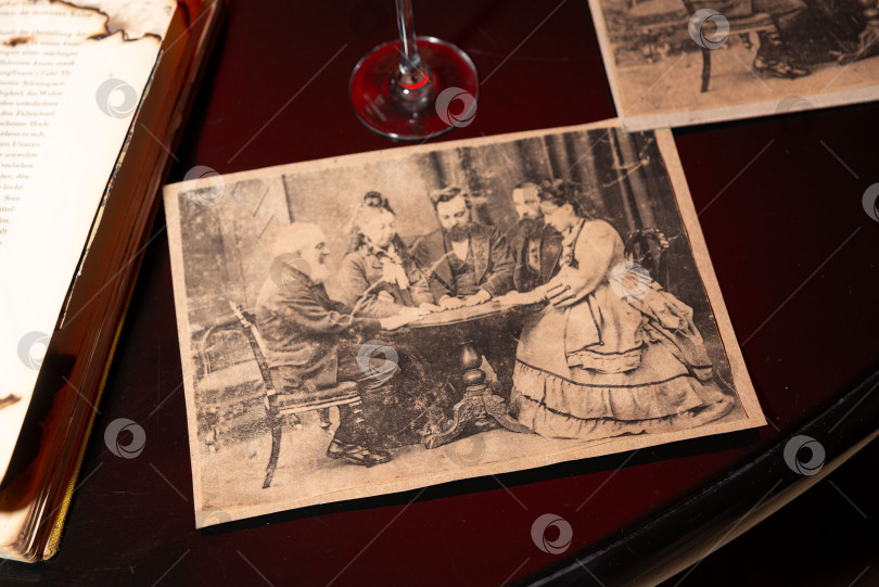Скачать Старинная фотография спиритического сеанса. фотосток Ozero