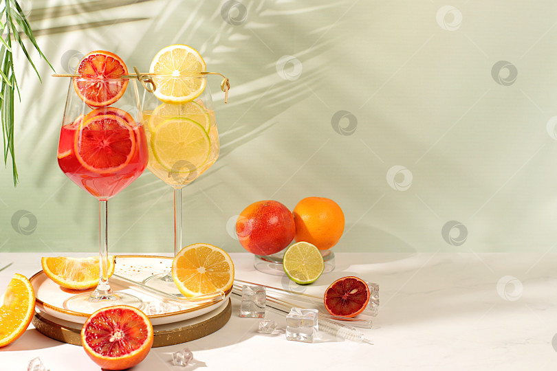 Скачать Баннер с бокалами для коктейлей royal cocktail aperol с добавлением красного апельсина, лимона, желтого апельсина и кубиков льда, рома, текилы и тропических фруктов. Меню для бара. Концепция летней вечеринки фотосток Ozero