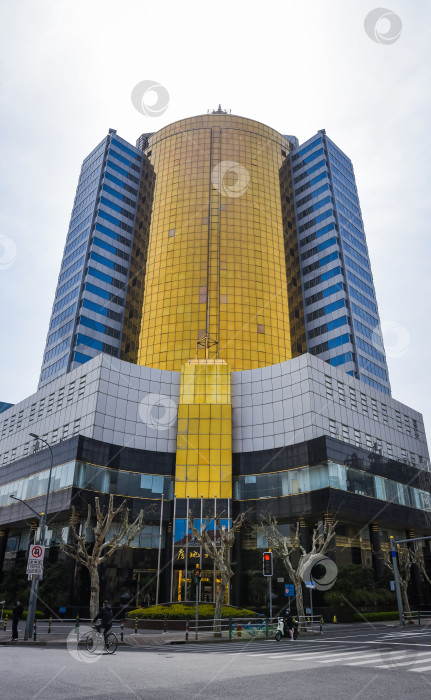 Скачать Шанхай, Китай - 1 апреля 2025 года: Современная офисная башня Fangdi Building по адресу: Пудун, Лаошань Вест роуд, 201. Высотное здание из стекла и стали с геометрической архитектурой в оживленном деловом районе Шанхая. фотосток Ozero