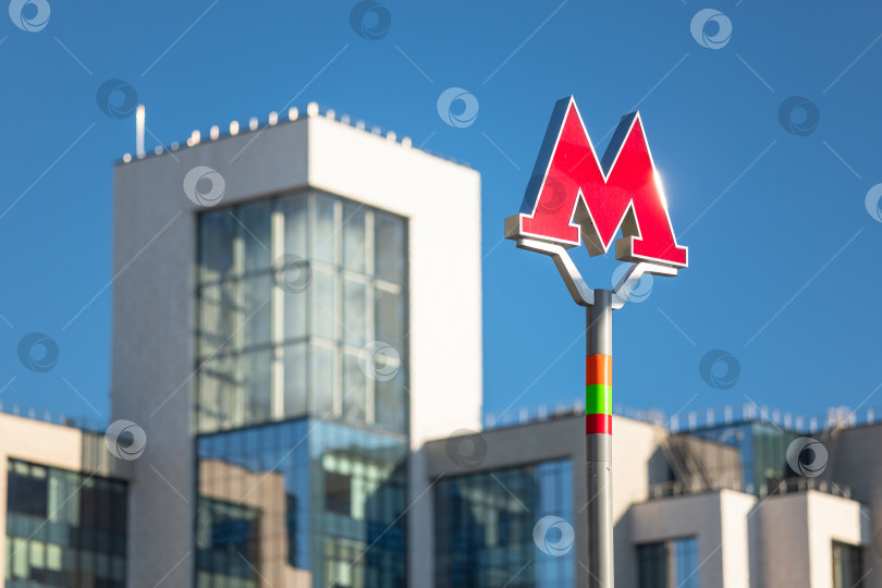 Скачать Москва. Символ столичного метро и здание Лукойла на Тургеневской площади. фотосток Ozero