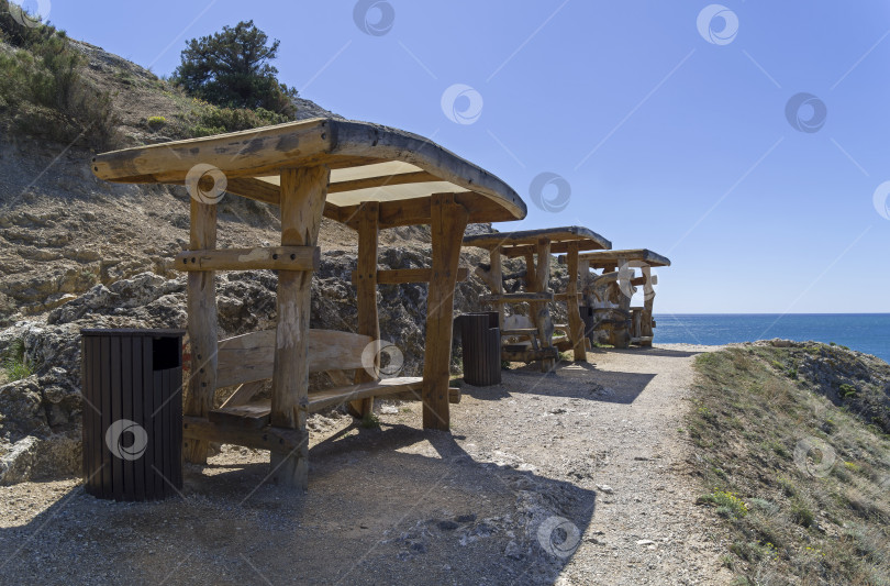 Скачать Оборудованные места для отдыха на туристической тропе. фотосток Ozero