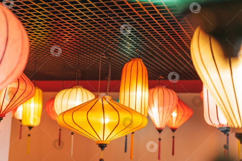 Скачать Красочные китайские фонарики лампы на текстурированном фоне потолка фотосток Ozero