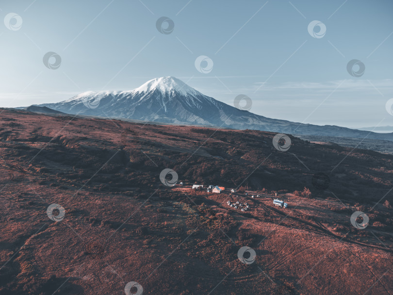 Скачать вулкан на фоне ясного голубого неба фотосток Ozero