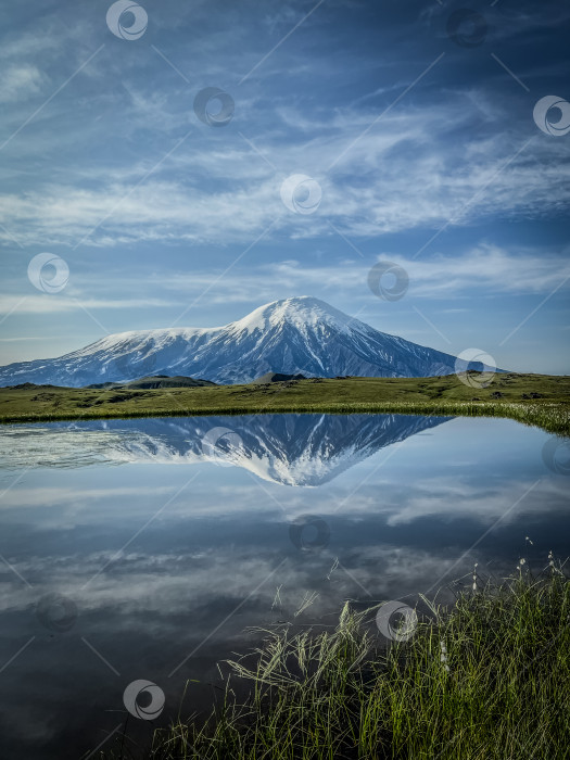 Скачать Вулкан отражается в воде фотосток Ozero