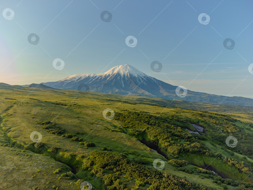 Скачать вулкан на фоне ясного голубого неба фотосток Ozero