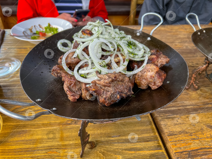 Скачать Тарелка с мясом и луком сверху фотосток Ozero