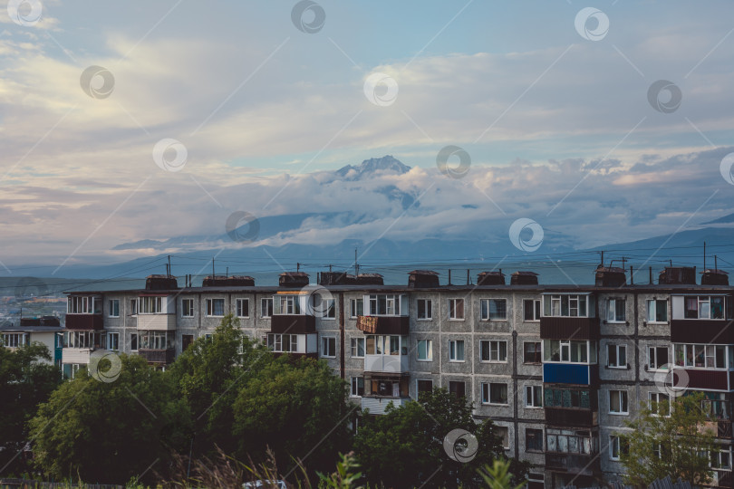 Скачать Город с вулканом на заднем плане фотосток Ozero