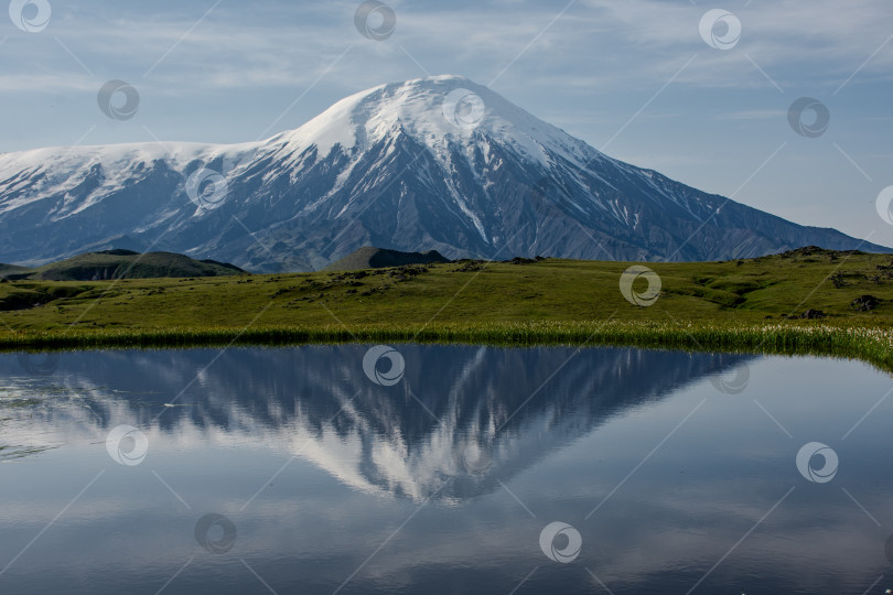 Скачать Вулкан отражается в воде фотосток Ozero