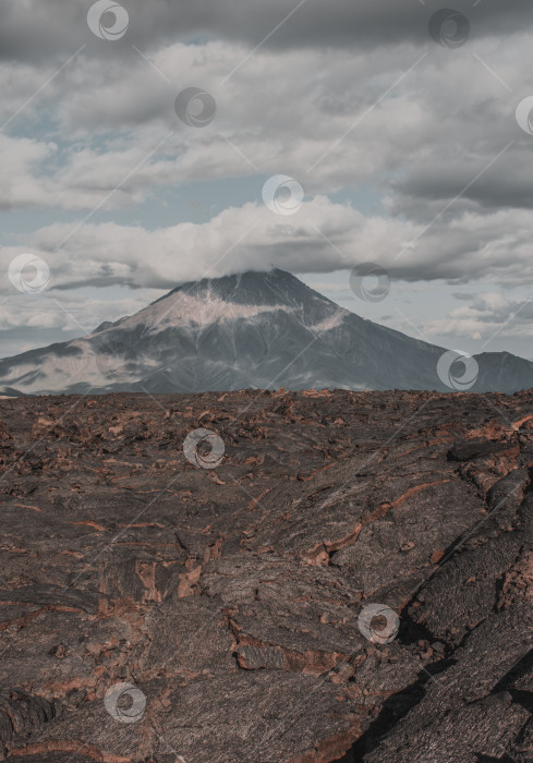 Скачать Лавовые поля с вулканом на заднем плане фотосток Ozero