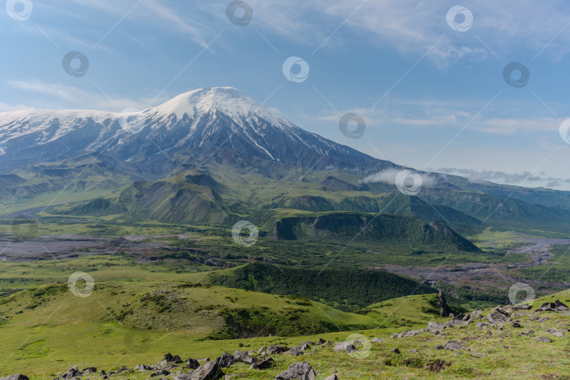 Скачать вулкан на фоне ясного голубого неба фотосток Ozero