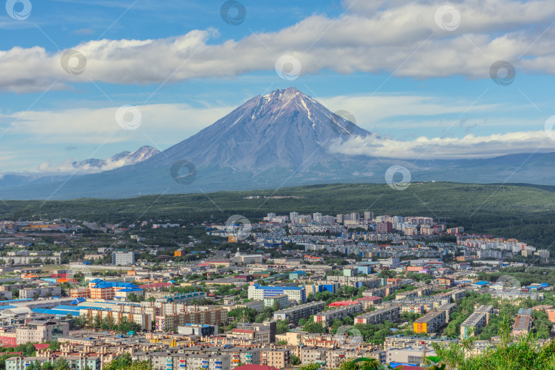 Скачать Город с вулканом на заднем плане фотосток Ozero