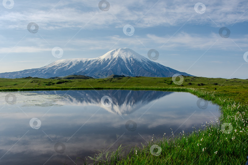 Скачать Вулкан отражается в воде фотосток Ozero