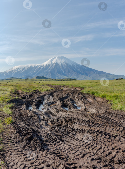 Скачать вулкан на фоне ясного голубого неба фотосток Ozero
