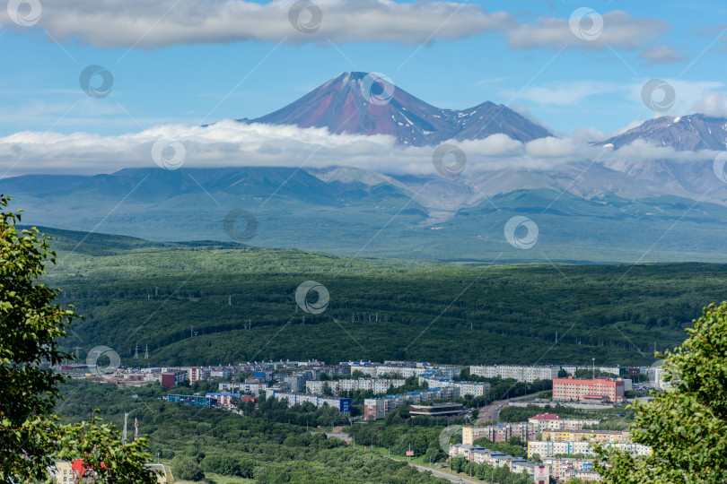 Скачать Город с вулканом на заднем плане фотосток Ozero