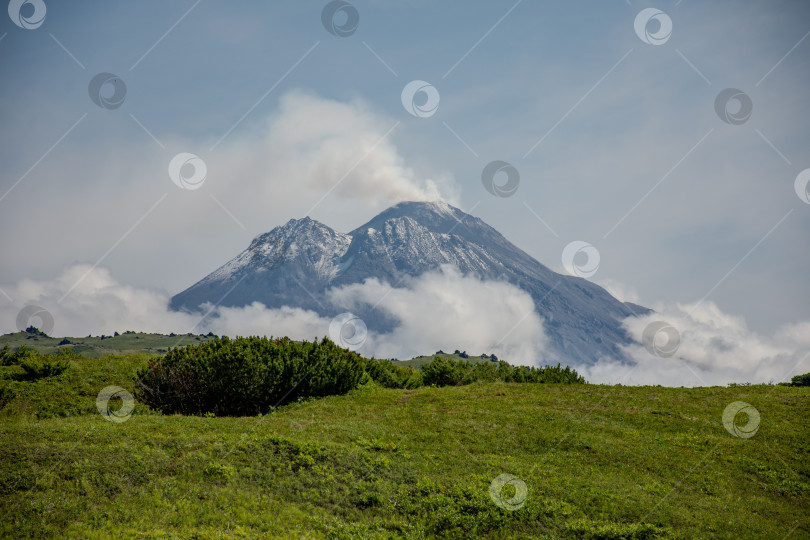 Скачать вулкан на фоне ясного голубого неба фотосток Ozero