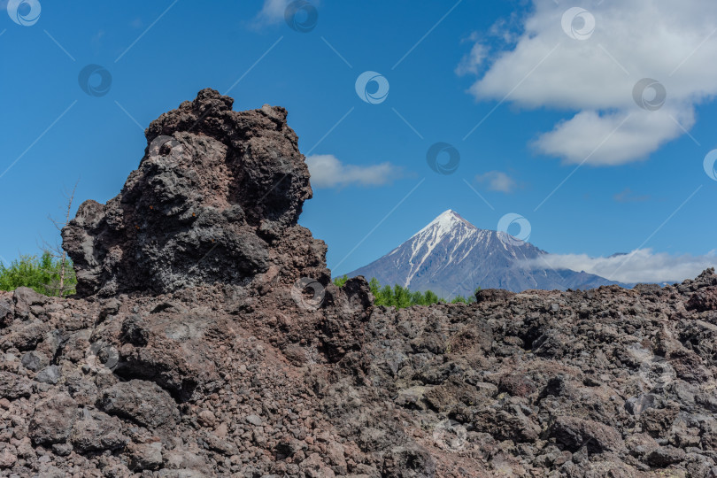 Скачать Шлаковые поля с вулканом на заднем плане фотосток Ozero