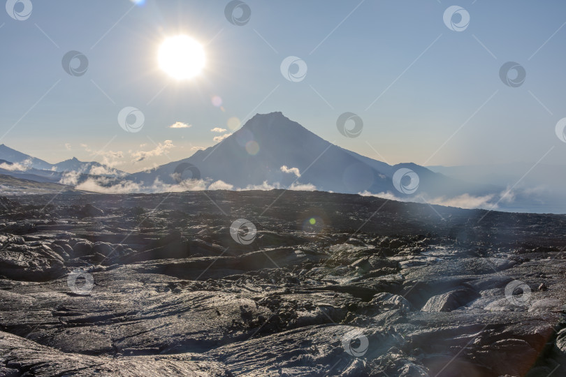 Скачать Лавовые поля с вулканом на заднем плане фотосток Ozero