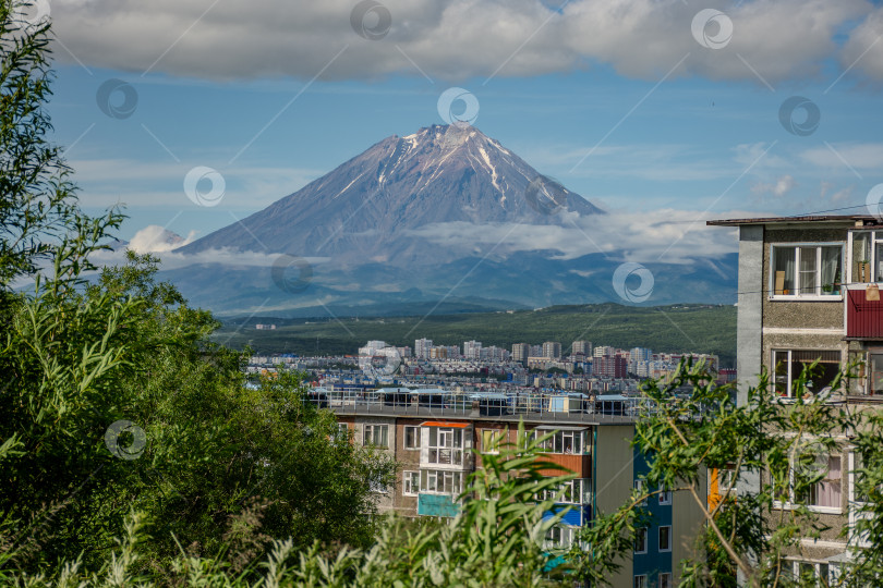 Скачать Город с вулканом на заднем плане фотосток Ozero
