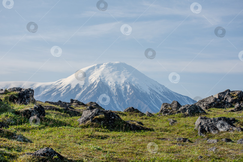 Скачать вулкан на фоне ясного голубого неба фотосток Ozero