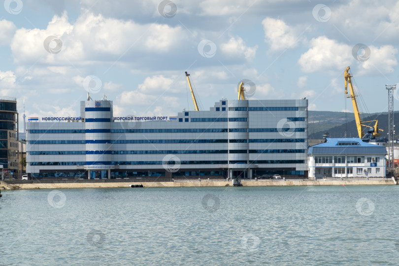 Скачать Новороссийск, Россия, 18.08.2023. Портовые краны, Черное море, порт, Краснодарский край, Новороссийск фотосток Ozero
