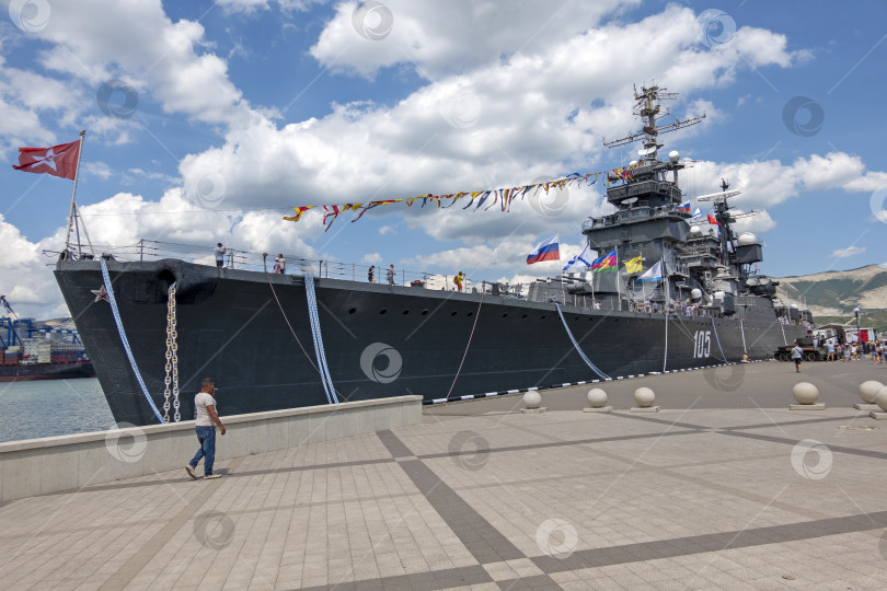 Скачать Новороссийск, Россия - 18 августа 2023 года. Крейсер "Михаил Кутузов" и дельфины, Черное море, порт, Краснодарский край, Новороссийск. фотосток Ozero
