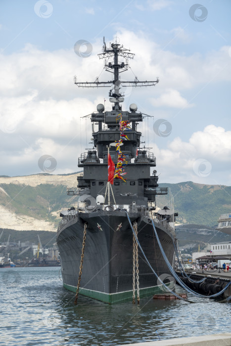 Скачать Новороссийск, Россия - 18 августа 2023 года. Крейсер "Михаил Кутузов" и дельфины, Черное море, порт, Краснодарский край, Новороссийск. фотосток Ozero