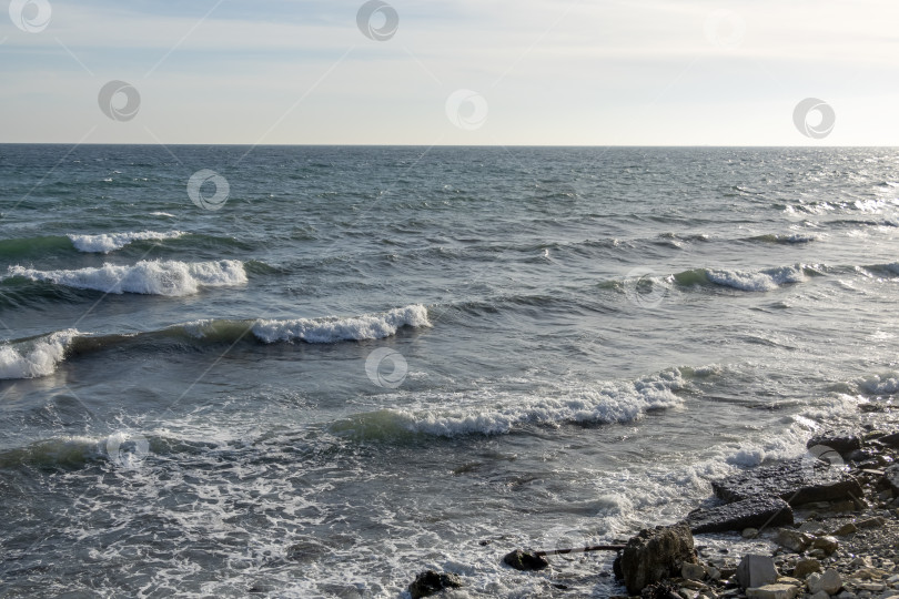 Скачать Вид на бурный морской пейзаж с волнами и Черным морем фотосток Ozero