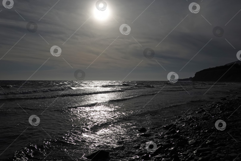 Скачать Вид на бурный морской пейзаж с волнами и Черным морем фотосток Ozero