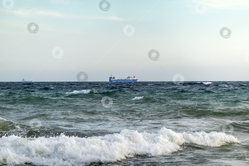 Скачать Вид на бурный морской пейзаж с волнами и Черным морем фотосток Ozero