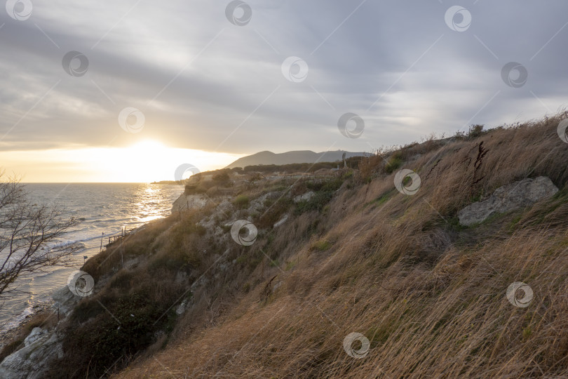 Скачать Вид на бурный морской пейзаж с волнами и Черным морем фотосток Ozero